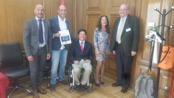 Integrantes de la reunión mantenida en Madrid entre el coordinador Juanjo Rodes y representantes del Ministerio de Sanidad, Servicios Sociales e Igualdad. Foto: La Mar Solidaria