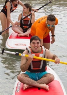 Un participante disfruta del paddel surf. Foto: La Mar Solidaria