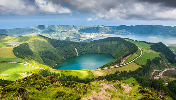 Caldera de un volcán azoreño con lago.