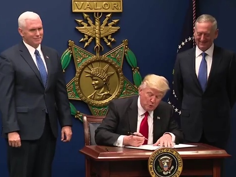 Donald Trump firmando el decreto sobre inmigración del pasado 27 de enero. FOTO: Wikipedia