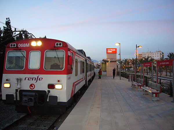 Tren de Cercanías a su paso por San Vicente