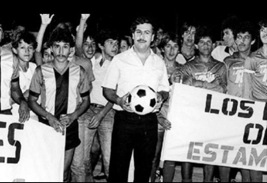 Pablo Escobar rodeado de seguidores de uno de sus clubes de fútbol. 