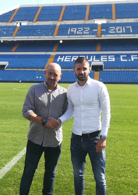 Presentación de Claudio Barragán como técnico del Hércules Cf por Javier Portillo, a la izquierda. Foto: Hércules CF