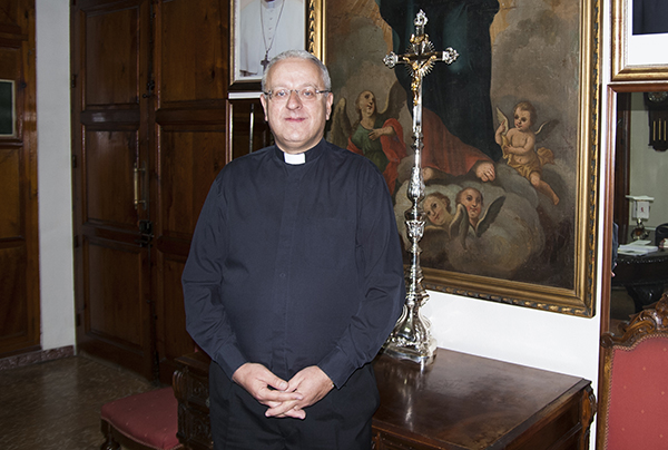 El padre Damián Abad, coordinador principal de la capilla, en la sacristía de la iglesia de El Salvador de Elche. Foto: J. FILIU