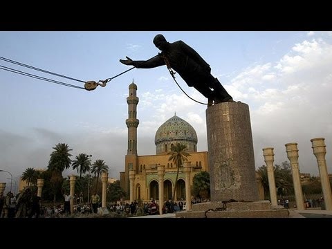 Momento de la caída de la estatua de Sadam Hussein en Bagdad. 