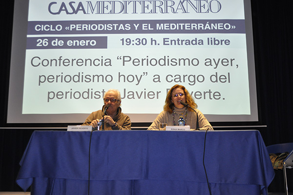 Javier Reverte y Sonia Marco, moderadora de la conferencia. Foto: MARIA GILABERT