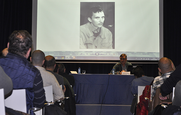 Gervasio Sánchez expone al público sus experiencias como fotoperiodista. Foto: MARÍA GILABERT / ALICANTE MAG