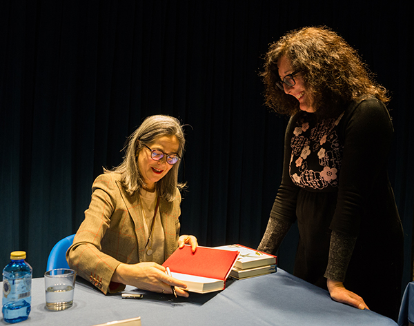 Mónica Fernández-Aceytuno firma un ejemplar de su libro en Casa Mediterráneo. Foto: JOSÉ ALFAYA.