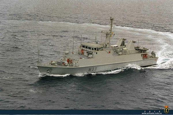 Cazaminas "Tambre" realizando una maniobra en alta mar. Foto: Ministerio de Defensa.