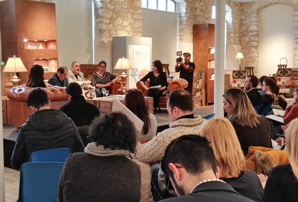 Momento del encuentro entre expertos, docentes y padres en el evento “Plantamos cara al bullying”, celebrado en Ibi.