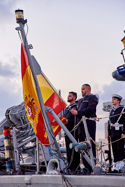 Momento del acto de arriado de bandera a bordo del cazaminas "Tambre" en el puerto de Alicante. Foto: redacción HdL