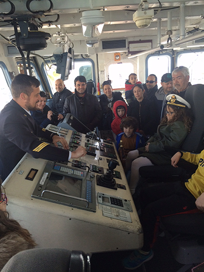 Visita de un grupo de ciudadanos a bordo del "Tambre". Foto: redacción HdL