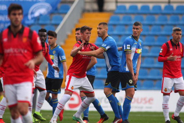 Jugadores del Hércules CF y el Mallorca en un momento del partido disputado en el Estadio Rico Pérez. Foto: Hércules CF