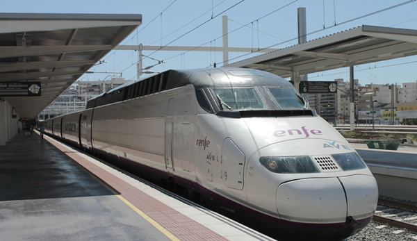 Andén de la estación de tren de Alicante con un AVE. 