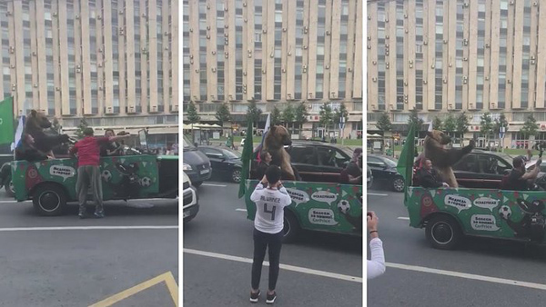 Momento del paseo del oso tocando la vuvuzela por el centro de Moscú. 