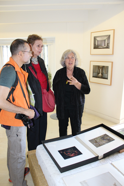 Pilar Pequeño explica su obra a visitantes de la galería Santamaca. Foto: S MARCO