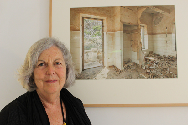 Pilar Pequeño frente una de sus obras expuestas en galería Santamaca de Alicante. Foto: S: MARCO