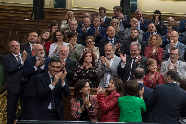 Pedro Sánchez es felicitado por los diputados de su partido tras la moción de censura. Foto: PSOE