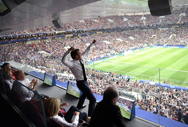 Emmanuel Macron celebra un gol de la selección francesa en el pasado mundial de fútbol celebrado en Rusia. Foto: Russian presidential Press and Information Office