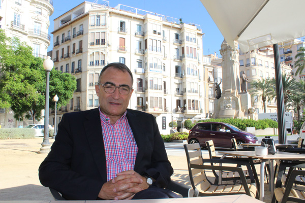 Josep Bernabeu en el paseo de Canalejas de Alicante. Foto: S. MARCO