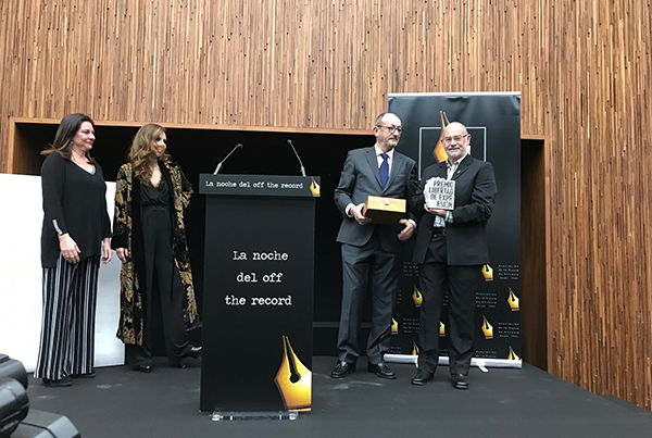 Enrique Pérez Penedo recibe el premio Libertad de Expresión de manos de Pepe Soto, presidente de la APA. Foto: APA